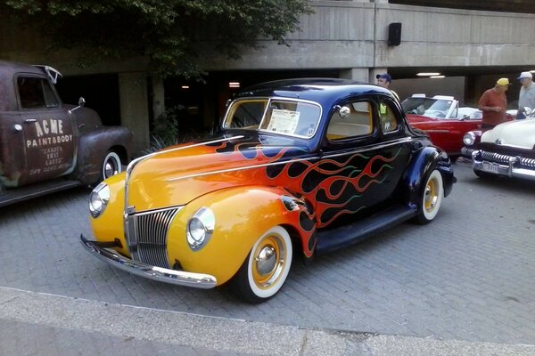 Voiture rétro classique en noir orange vif