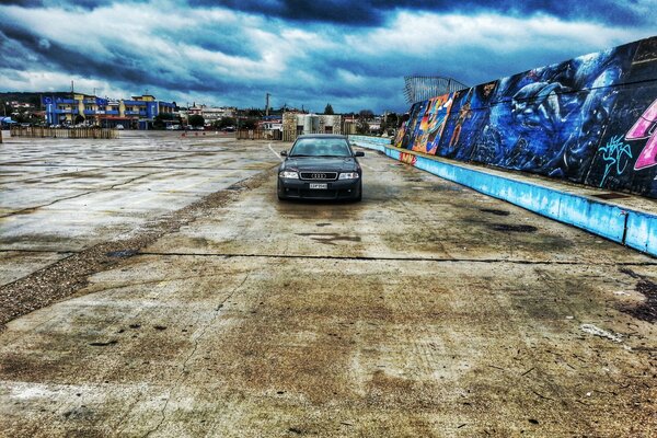 El coche de Audi está en el camino. Contra el cielo azul