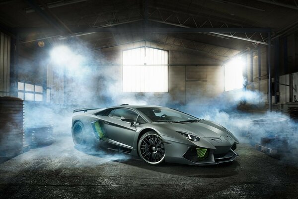 Lamborghini aventodor gris dans le hangar