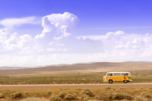 Ein einsamer Bus in der Steppe. Erstaunliche Wolken