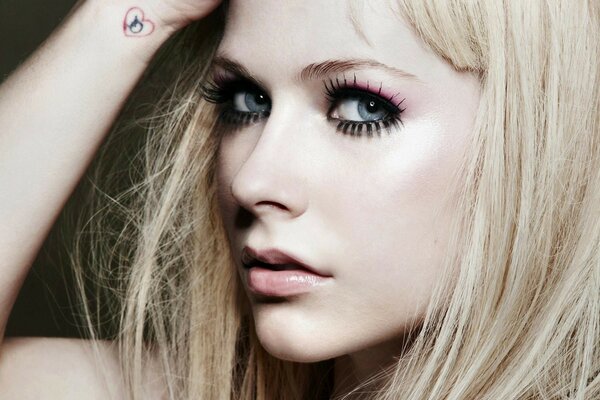 Porträt von Avril Lavigne mit ausdrucksstarkem Blick