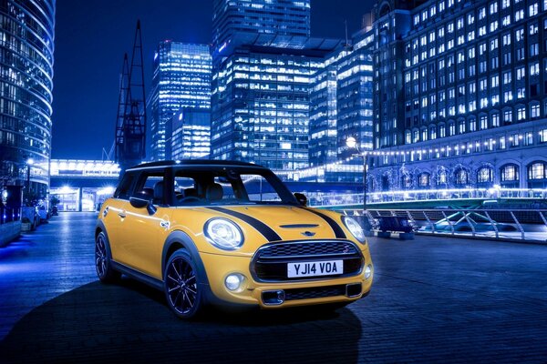 Giallo mini cooper nella città di notte