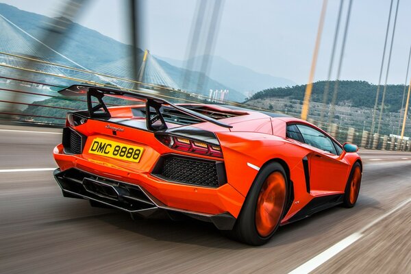 Roter Lamborghini fährt auf der Autobahn