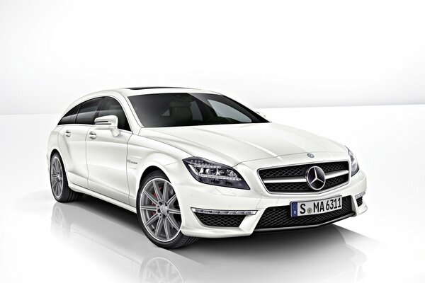 Mercedes benz en Studio sur fond blanc