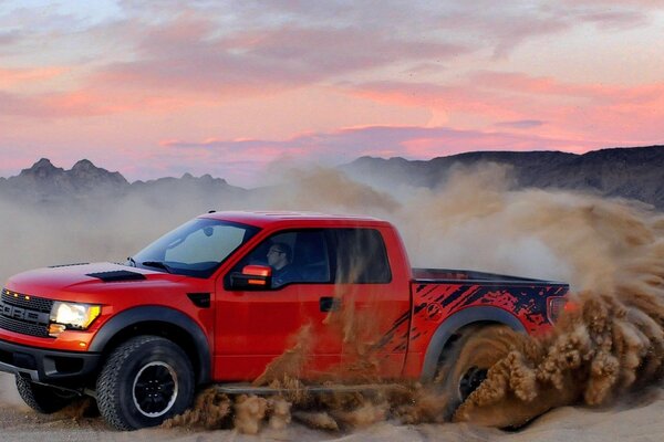 Rosso SUV Ford Drift sulla sabbia