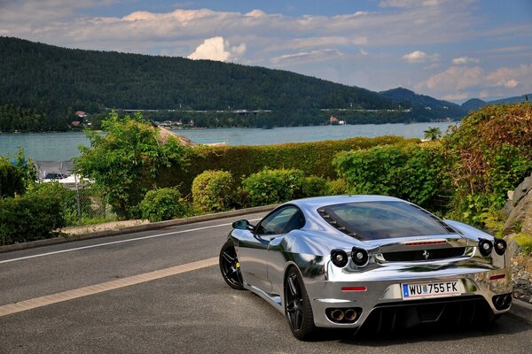 Ferrari argent miroir sur la piste sur fond de port pittoresque