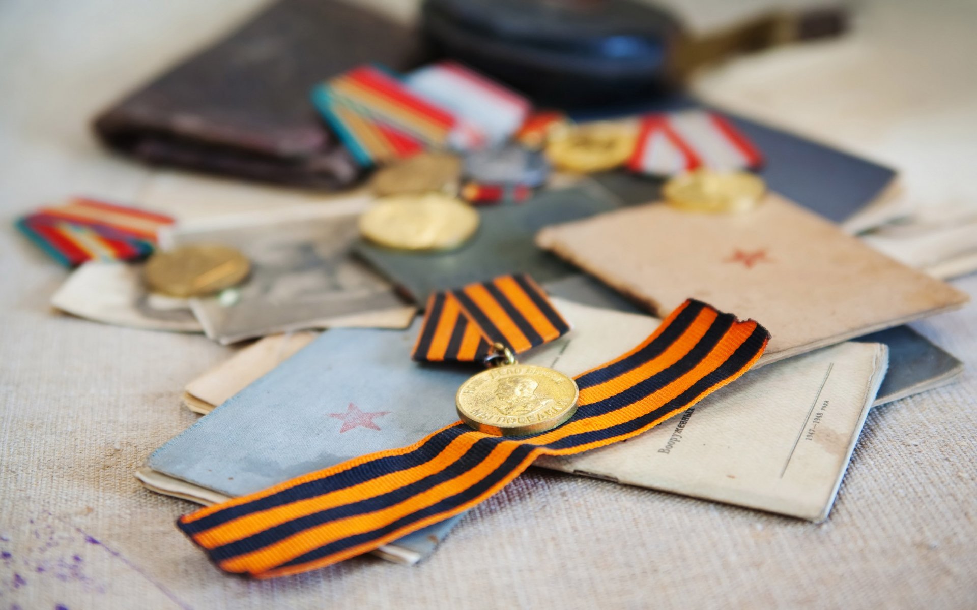 después de la guerra medallas y libros conjunto día de la victoria urss atributos premios órdenes medallas fiesta 9 de mayo