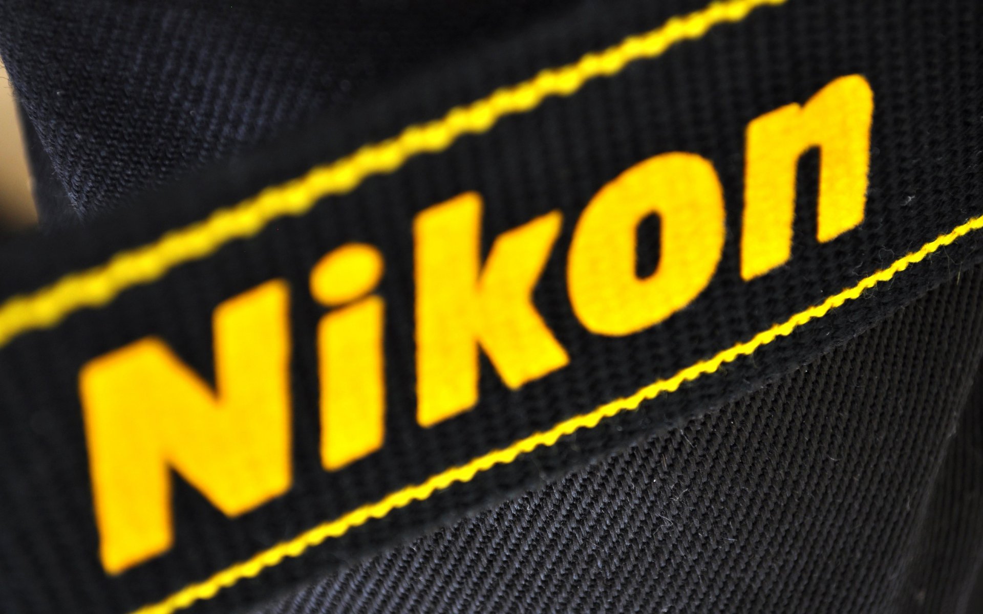 nikon logo jaune noir