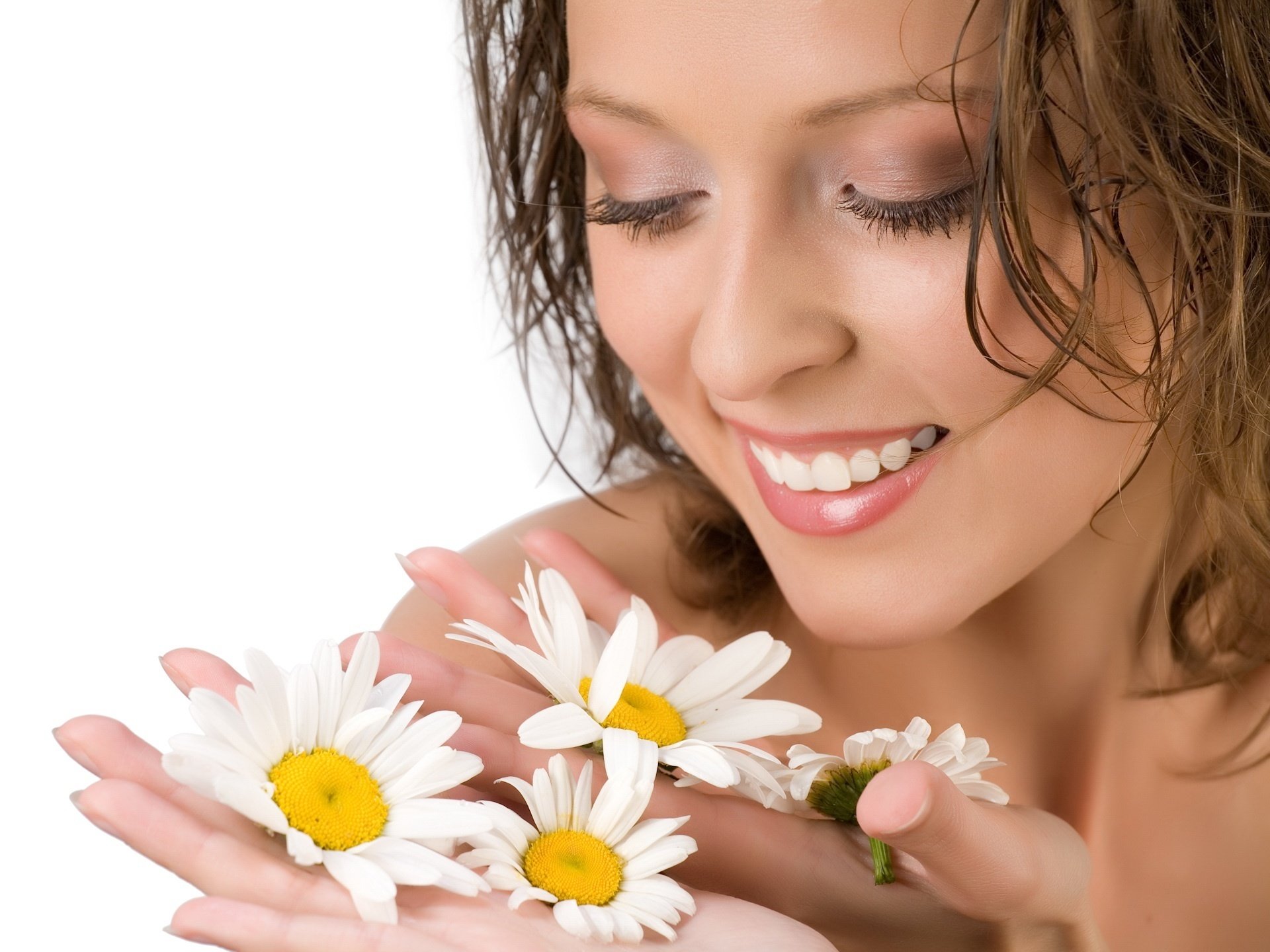 leichtes make-up gänseblümchen in der hand blumen mädchen zärtlichkeit lächeln frühling gänseblümchen gesicht schönheit braunhaarige