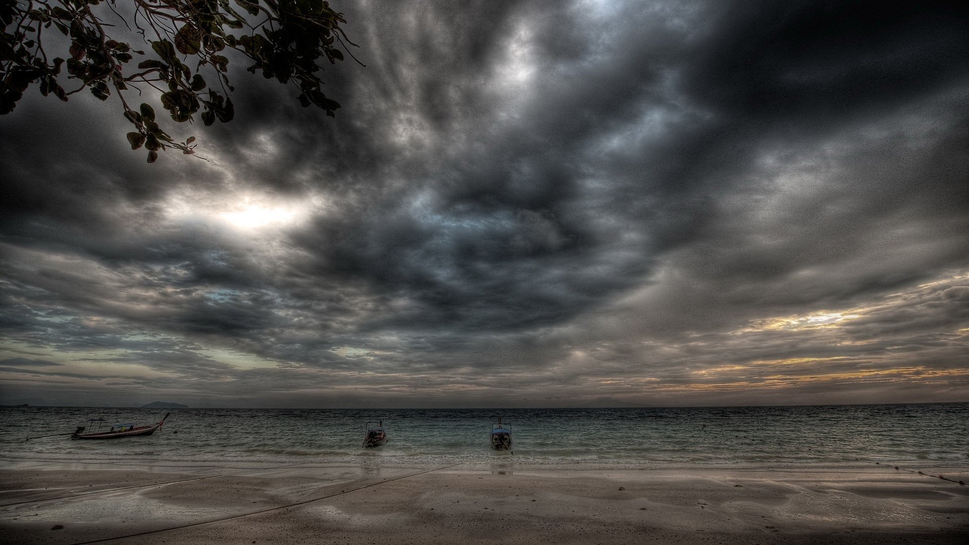 cielo oscuro nubes de tormenta tormenta cielo agua tarde horizonte naturaleza barco cielo gris olas surf mar costa costa playa mal tiempo