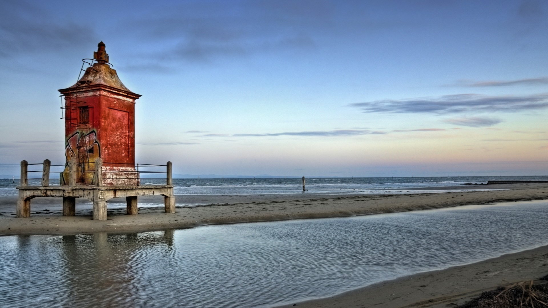 sentiero di sabbia faro acqua sabbia mare baia cielo