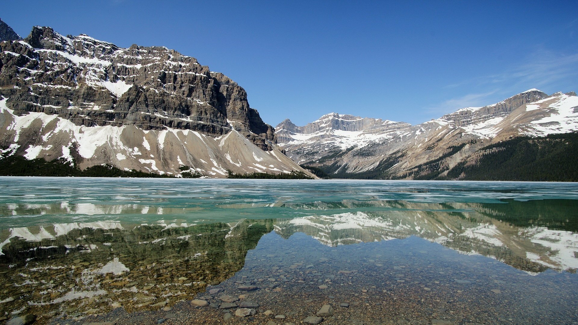 schnee auf den gipfeln spiegel der berge kälte berge wasser see boden eis