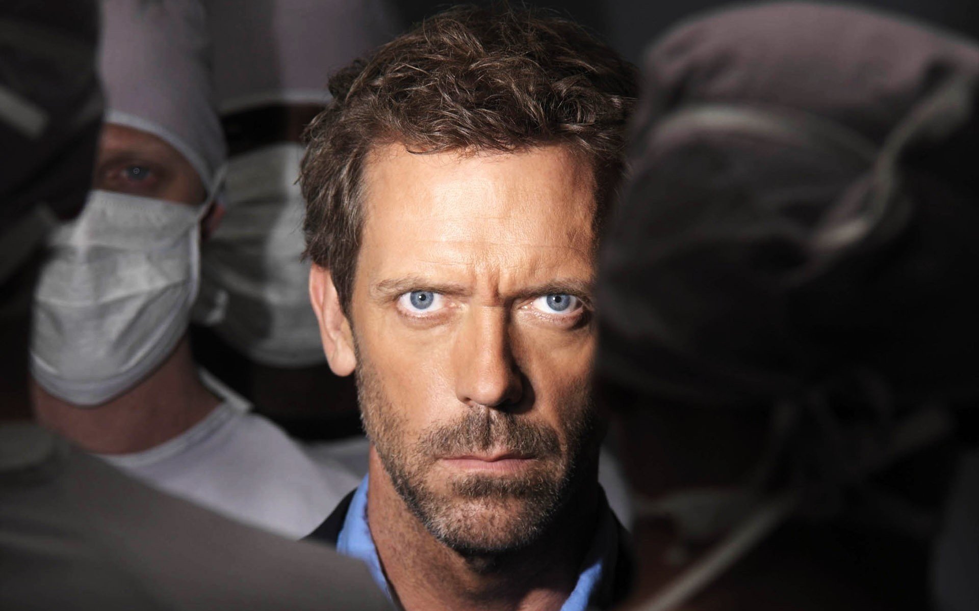 dr. house hugh laurie stirnbänder weiße bademäntel porträt gesicht augen blick männer filmschauspieler film borsten bart unrasierte ärzte atemschutzmaske