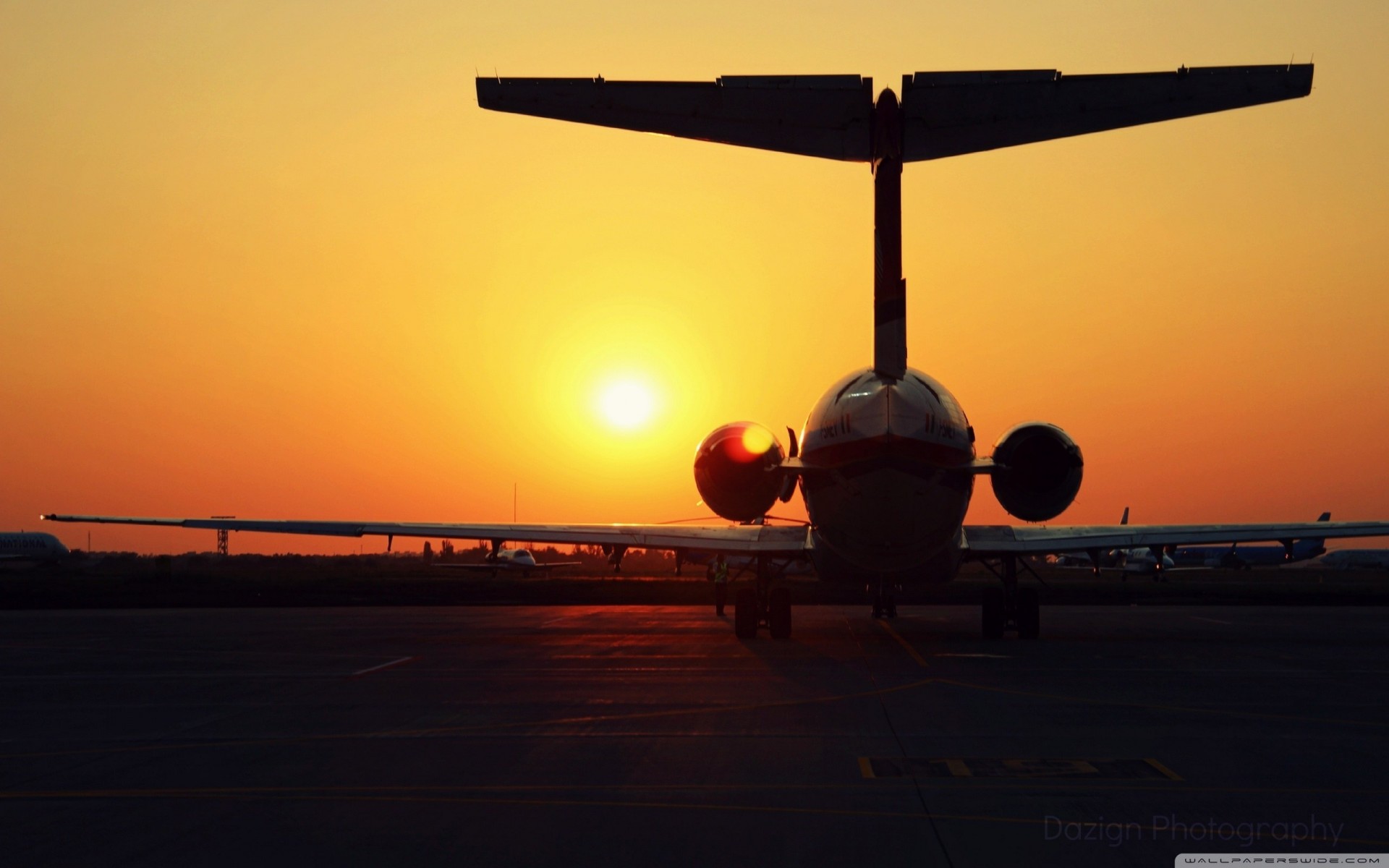 silhouette orange sonnenaufgang piste flugzeug schön im sommer