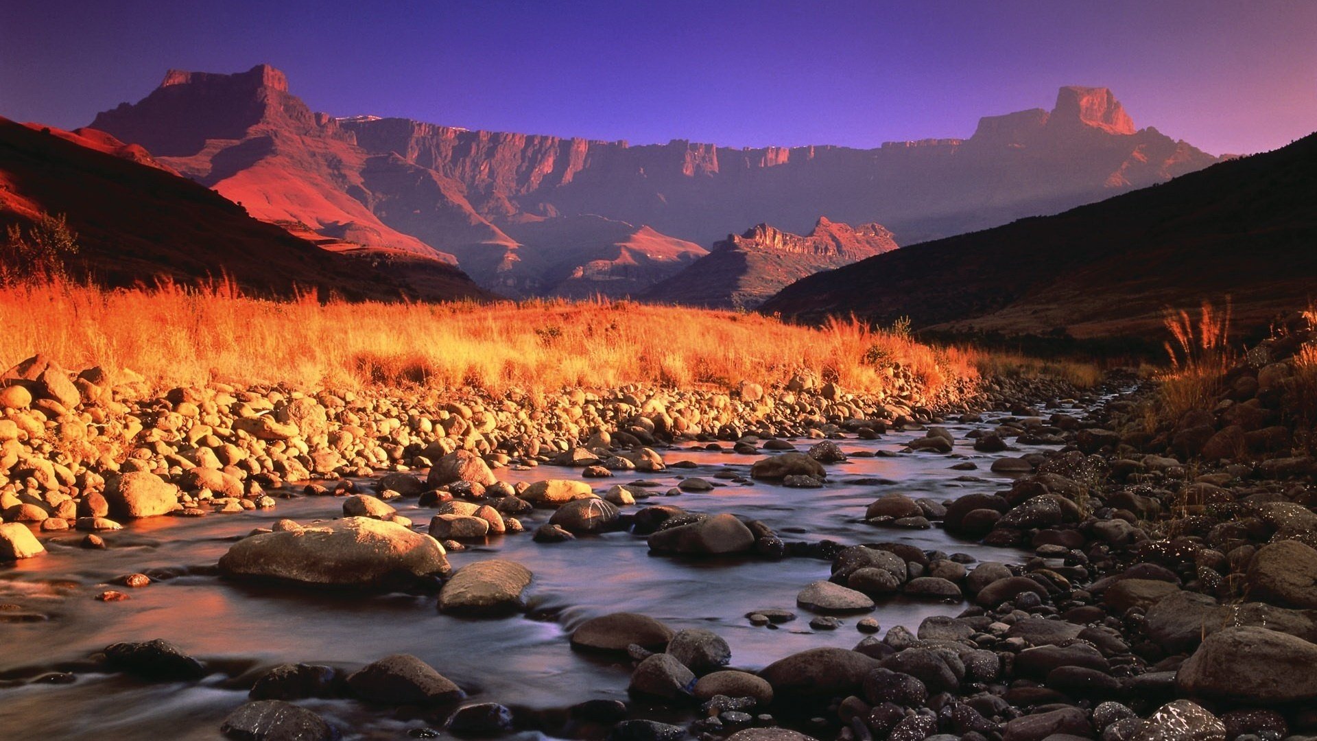 goldenes gras licht bach berge steine fliederhimmel strömung wasser felsen landschaft landschaft