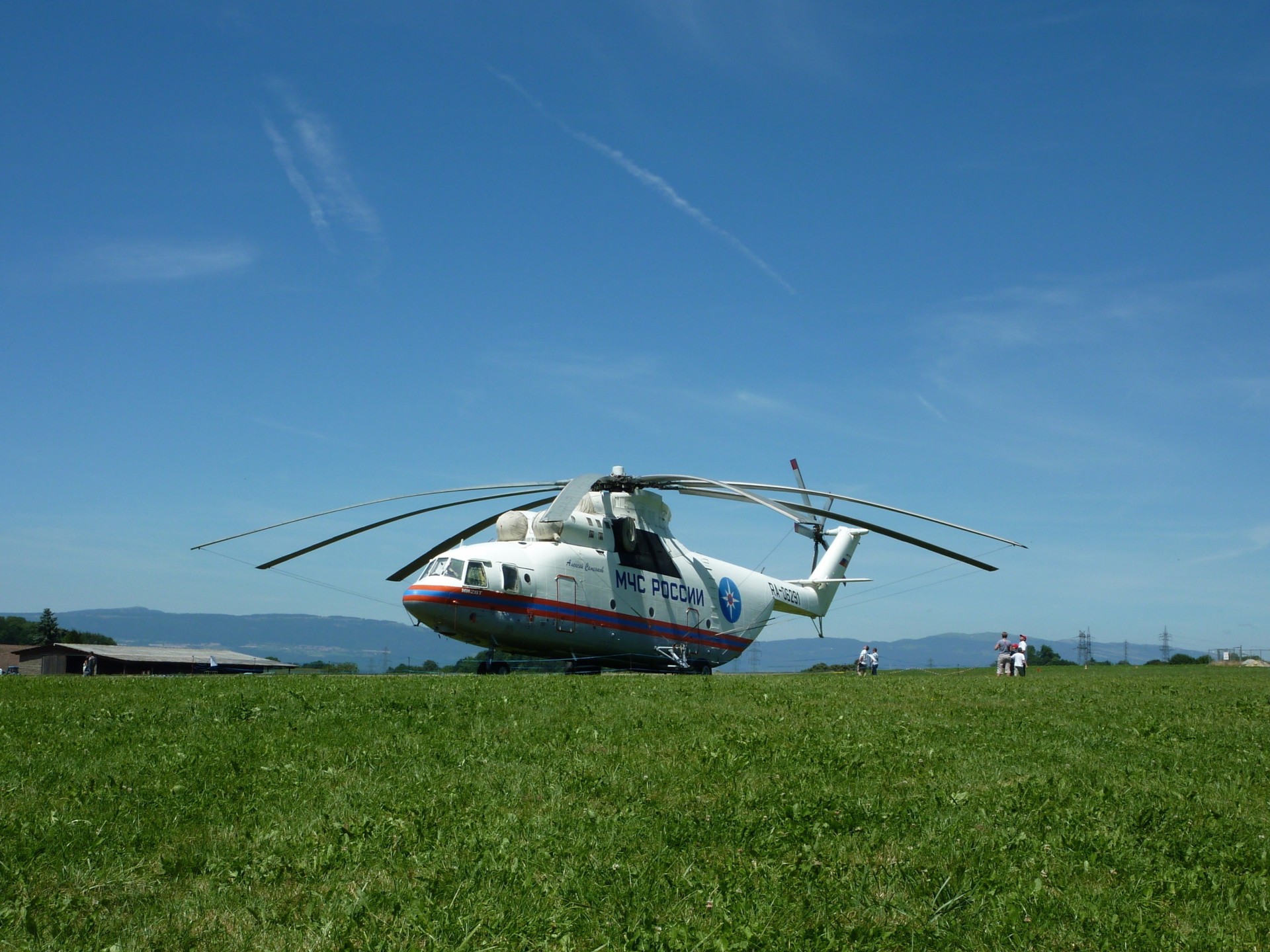 russland mi-26 moe gras haus hubschrauber berge menschen wiese