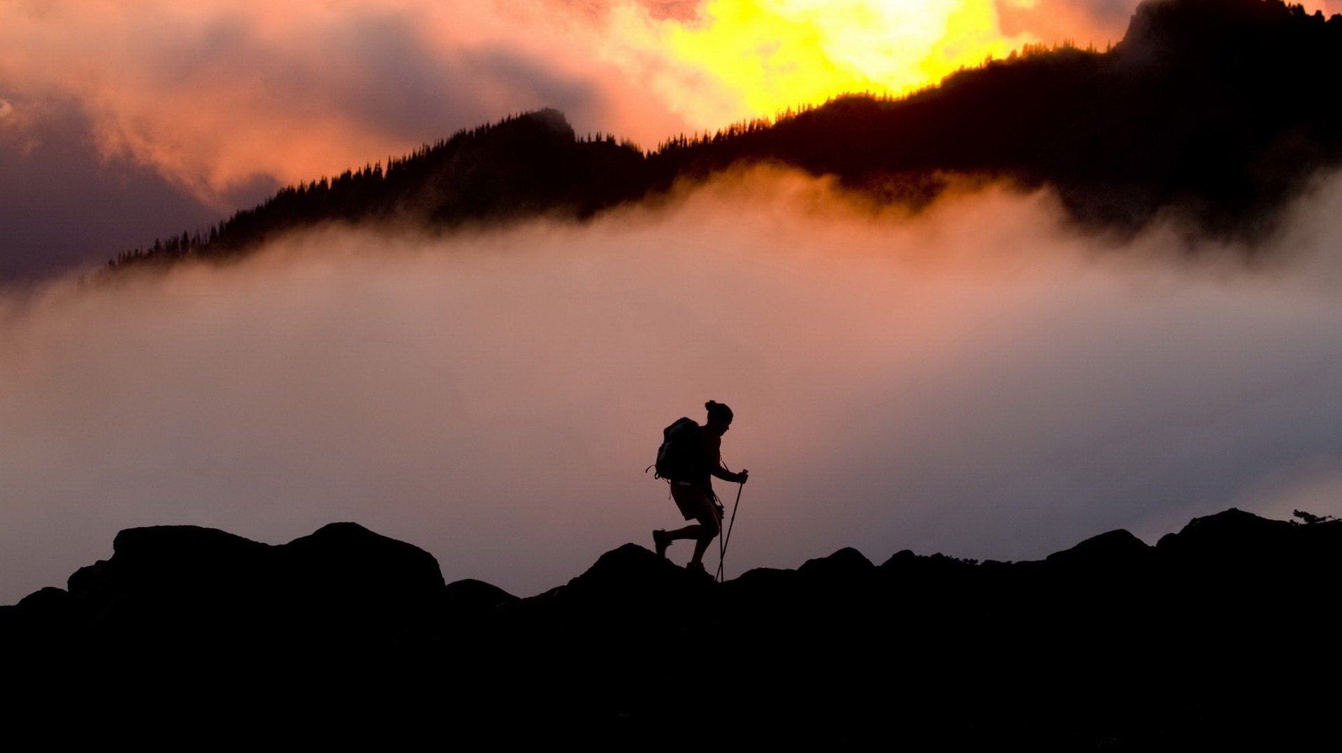 voyageur solitaire coucher de soleil brouillard montagnes gens