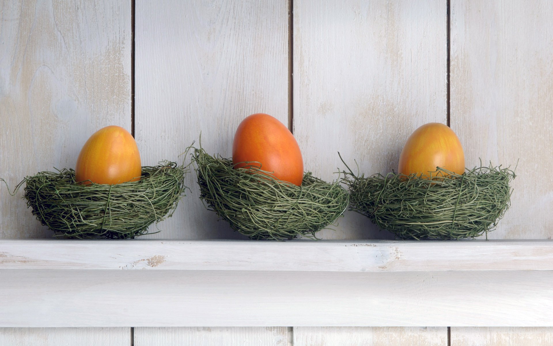 nido de mimbre estante huevos pascua árbol fondo colores