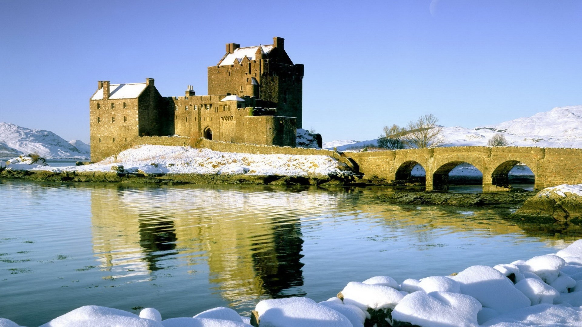 schloss aus stein tauwetter fluss see teich reflexion natur haus brücke bögen schnee