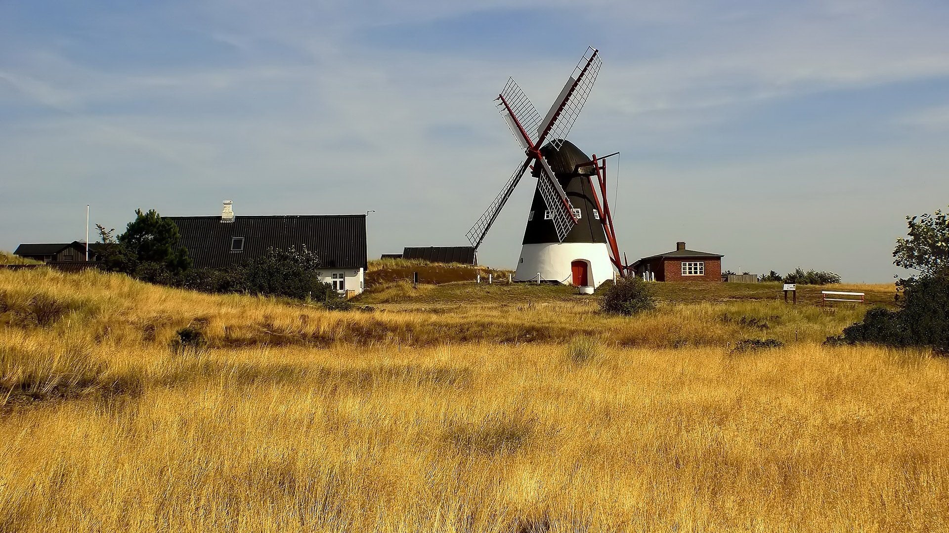 weißes gebäude mühle goldenes feld himmel wolken gras