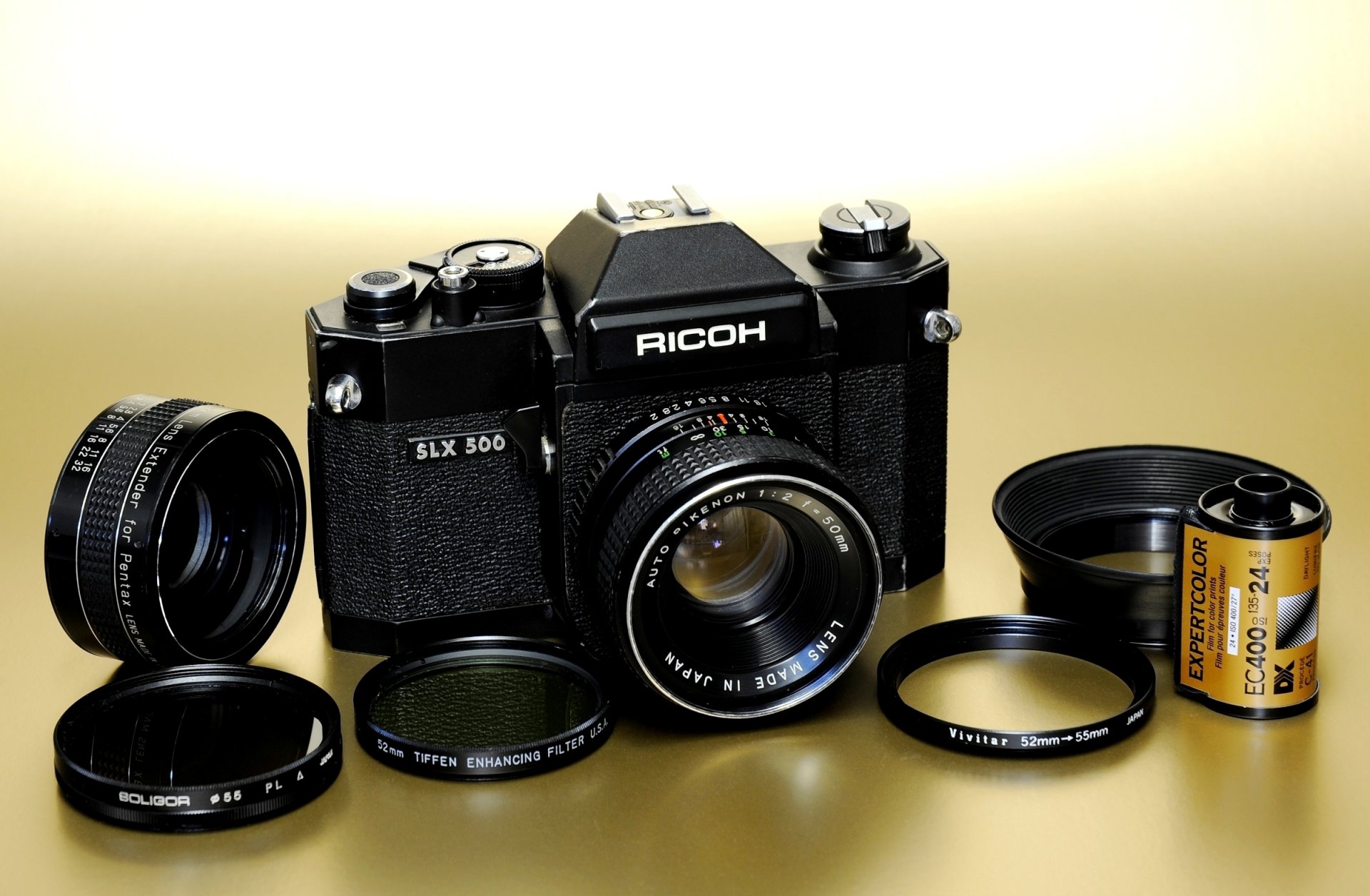 ricoh slx 500 зеркальный механический пленочный фотоаппарат 1976 год затвор ламельный вертикальный металлические шторки объектив rikenon 50mm f / 2 кольца фотоплёнка фон