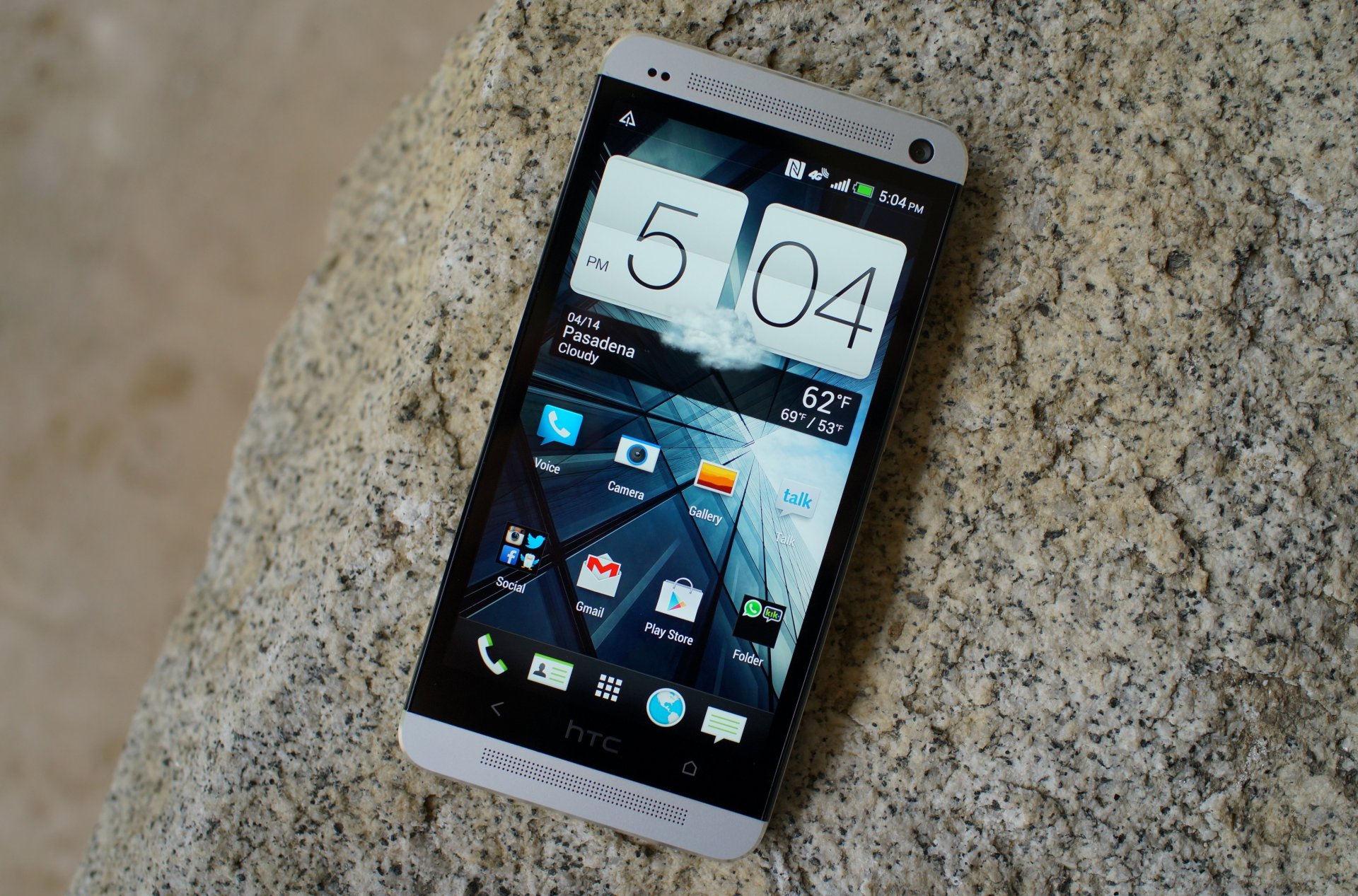 htc one smartphone pietra