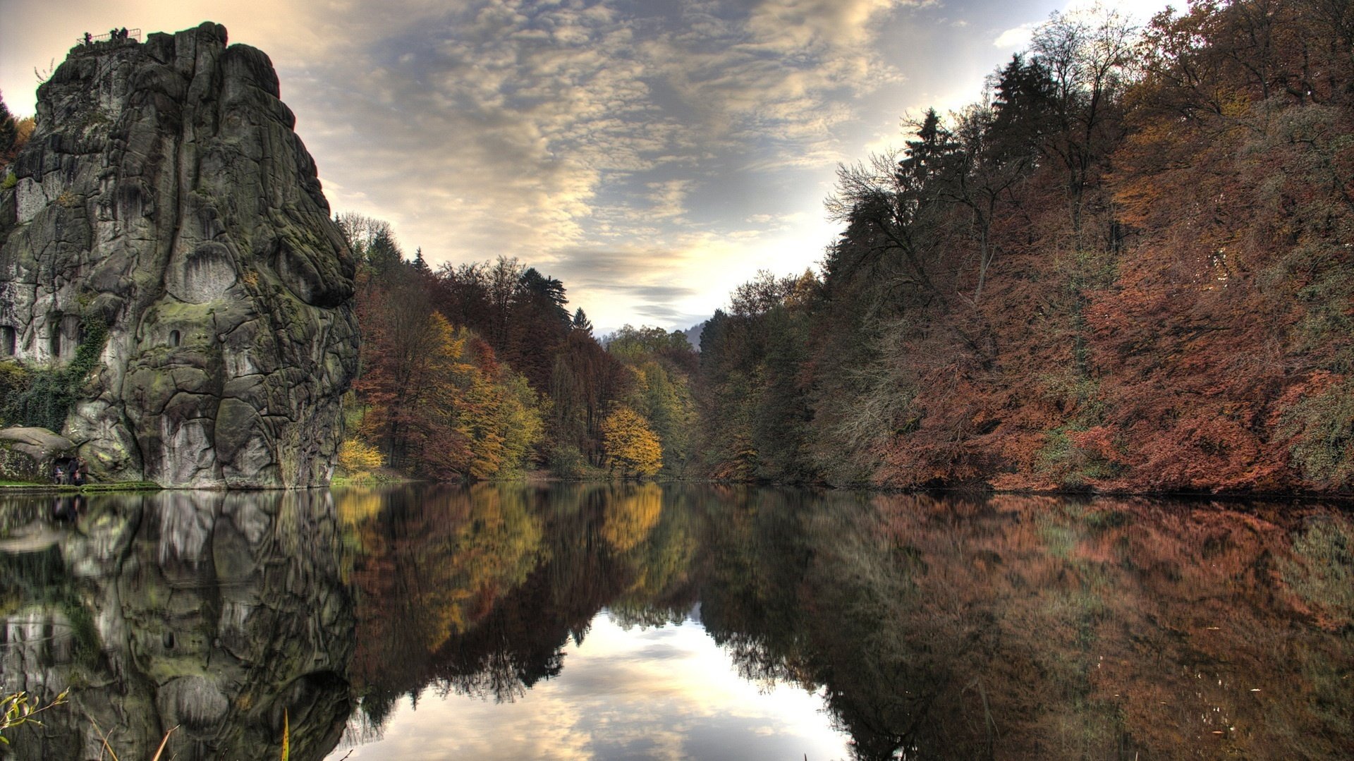 árboles en el agua astillas de montaña agua de cristal montañas bosque agua otoño cielo nubes reflexión superficie lago roca árboles paisaje