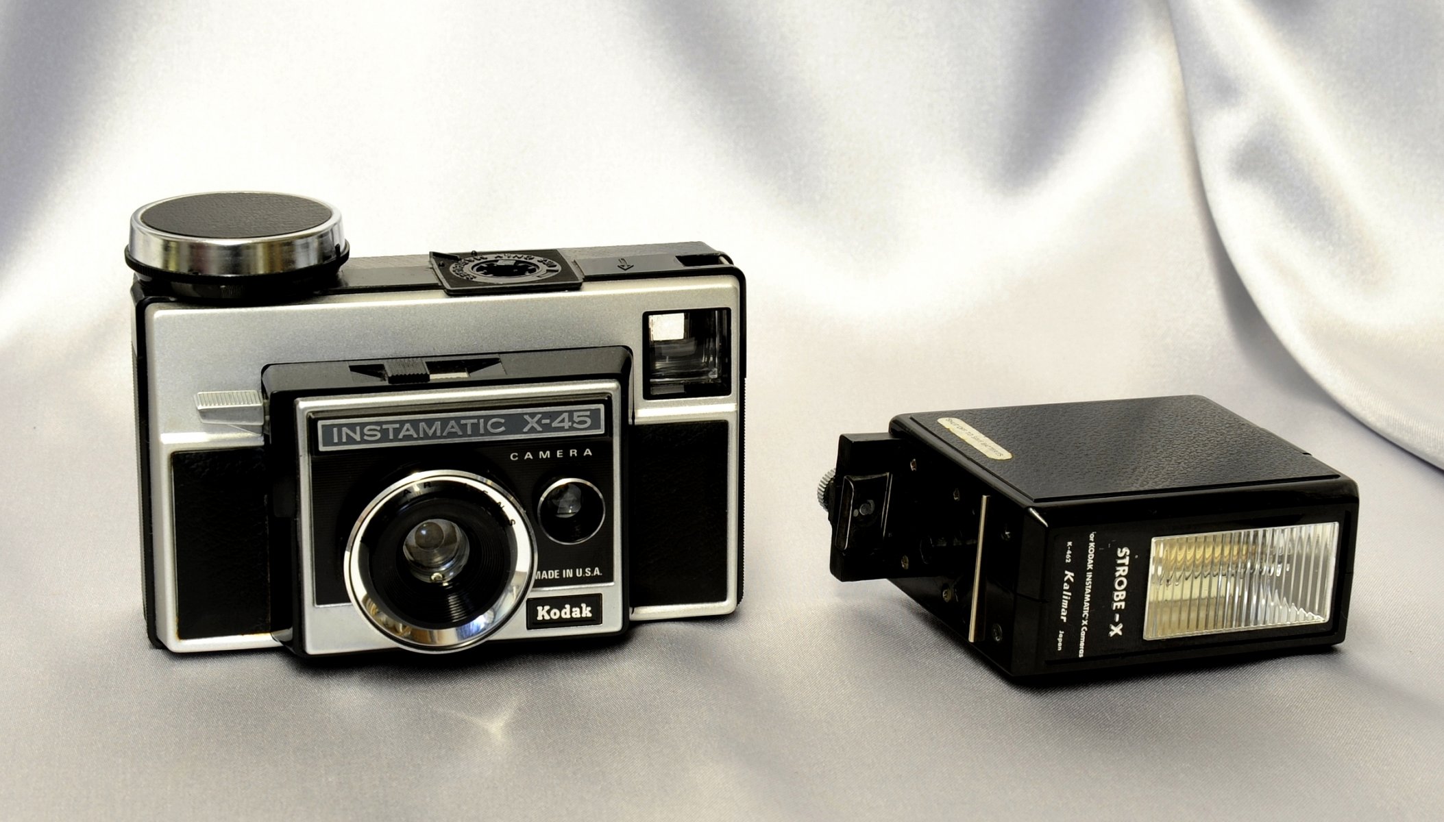 kodak instamatic x 45 amerykański aparat migawka miernik cds elektryczne oko przysłona lampa błyskowa sitrobe-x tło