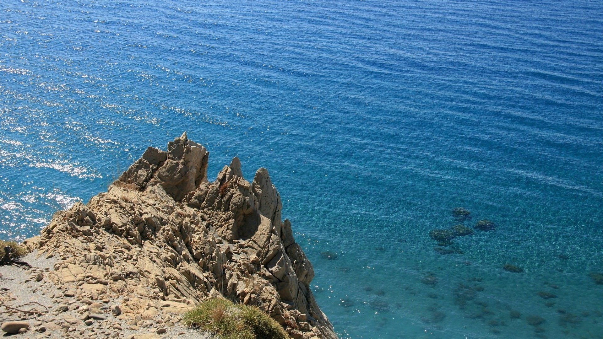 kleine wellen parkzone naturschutzgebiet meerwasser wasser meer felsen klippe gipfel höhe blaues wasser sommer boden landschaft landschaft