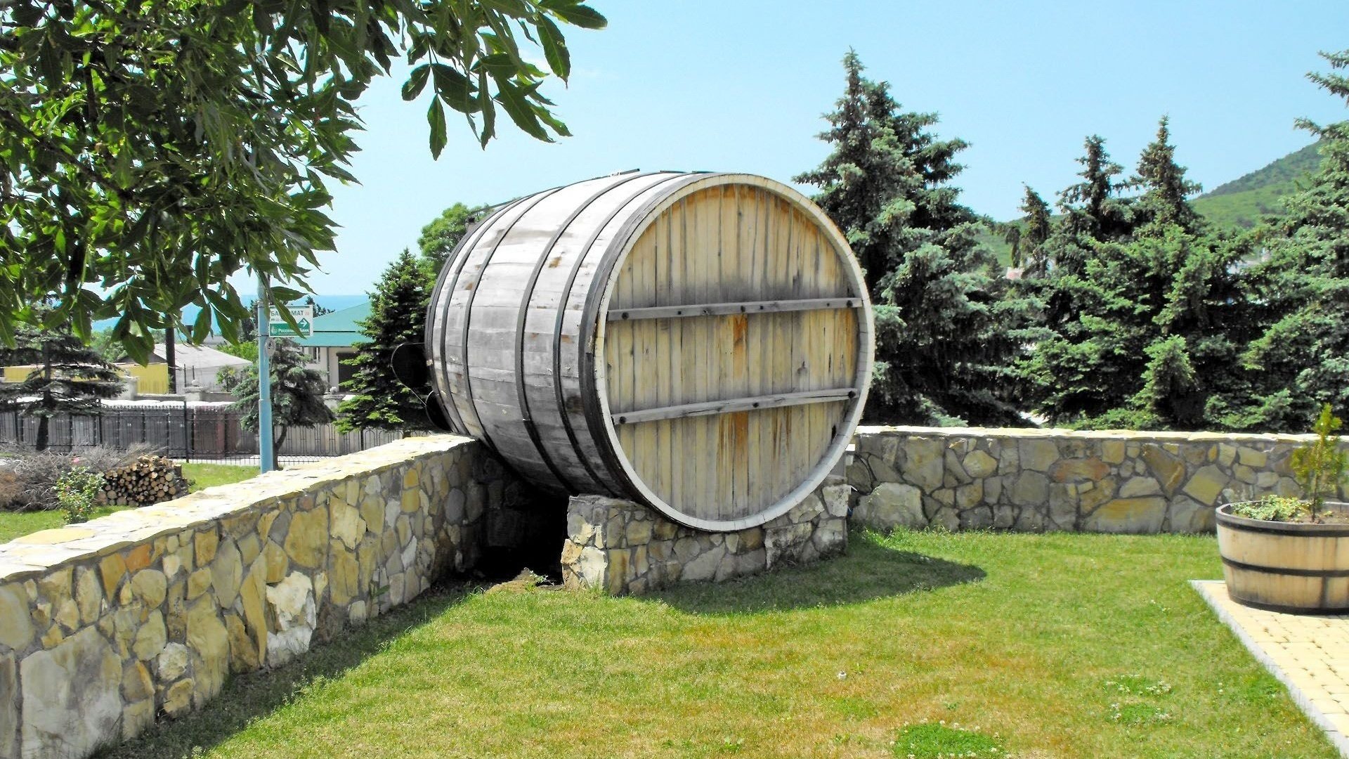 barril de madera bosque parcela montaña valla valla piedra salvaje árboles de navidad hierba vegetación leña