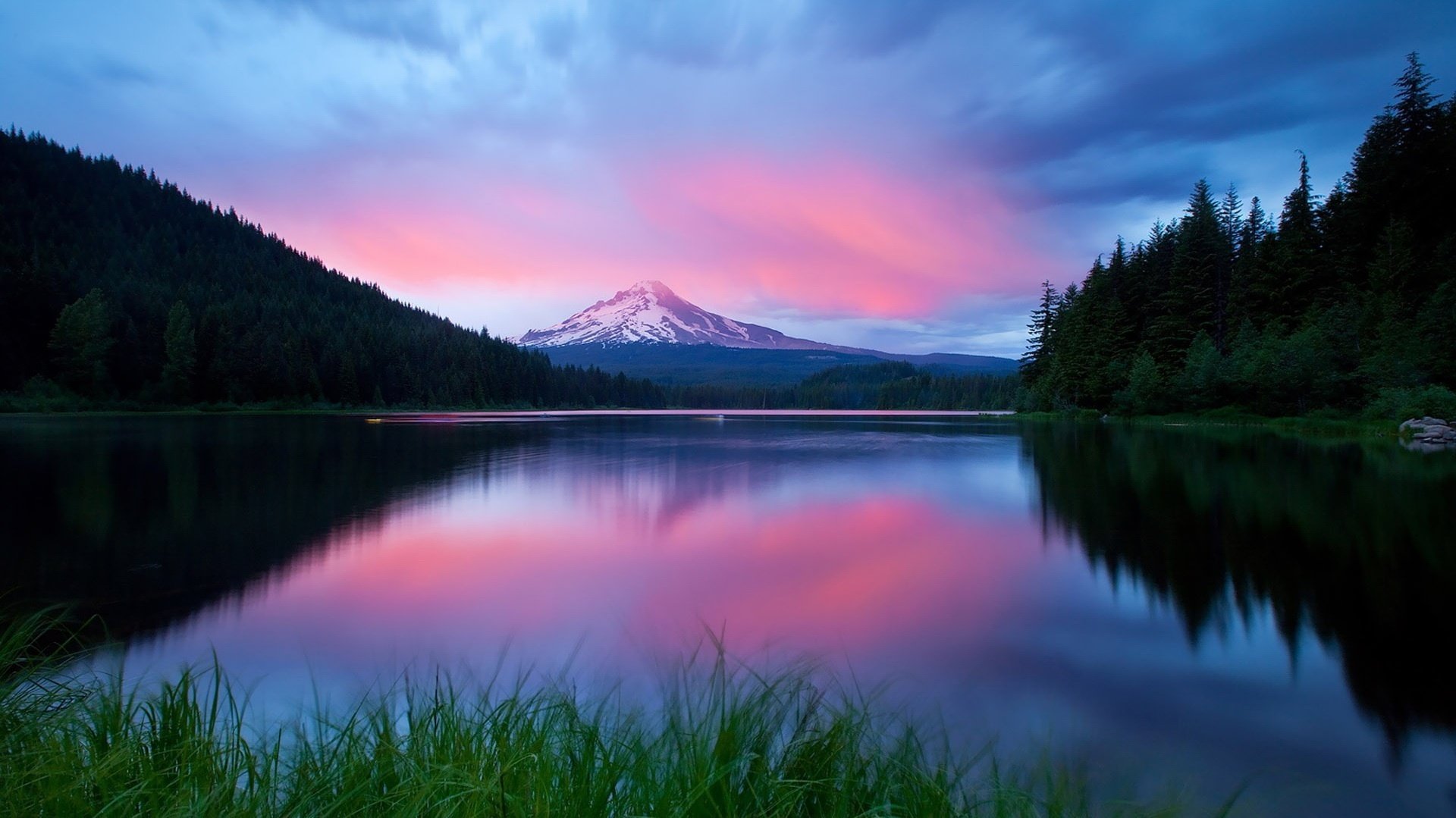 crepúsculo cielo rosa bosque montañas agua lago puesta de sol cielo lila reflexión paisaje naturaleza árboles árboles de navidad hierba superficie montaña nubes