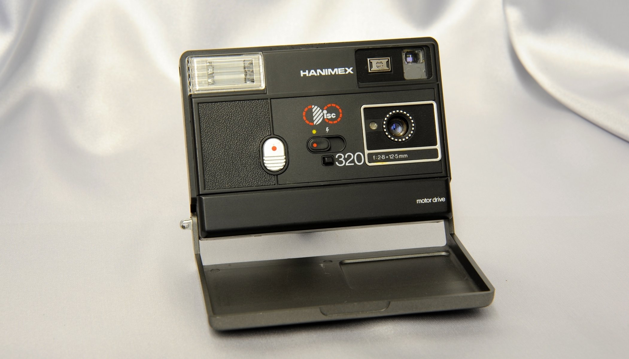 hanimex диск 320 привод мотора камера 5 мм f / 2.8 выдержка 1/200 1/100 с флэш-памятью встроенная вспышка фон