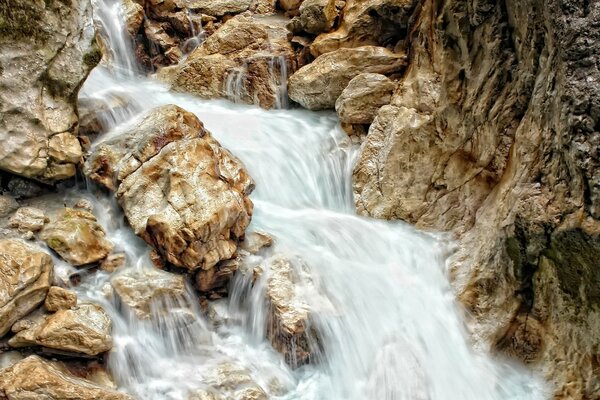 Wasserfall zwischen braunen Felsen