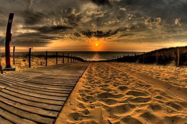 Ein Holzweg, der zum Horizont neigt