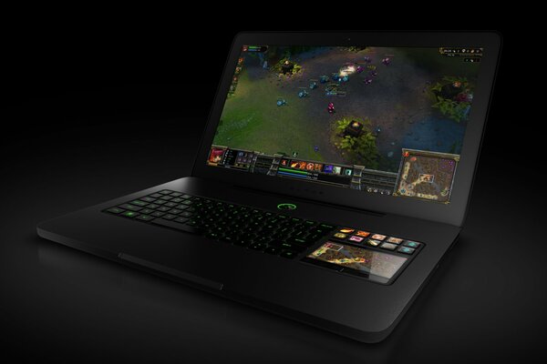 Laptop con gioco per computer abilitato sullo schermo