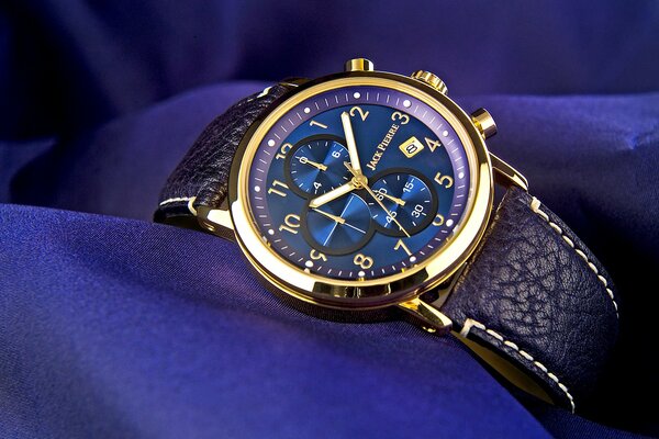 Horloge sur fond bleu velours