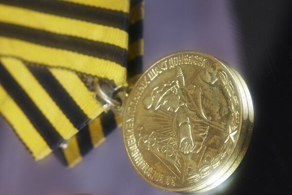 Medalla al minero de Donbass en la cinta de San Jorge