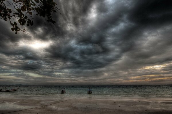 Cielo con nuvole temporalesche sulla costa