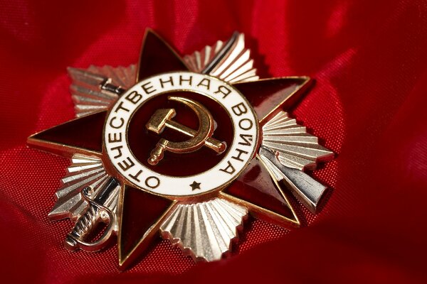 Czerwona gwiazda radziecka odznaka na czerwonej tkaninie
