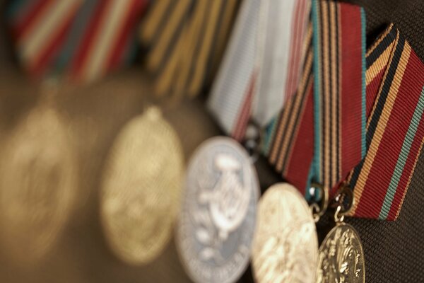 Zestaw medali II wojny światowej od wyraźnego do rozmytego obrazu