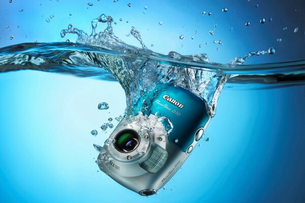 Canon fotocamera digitale cade in acqua con spruzzi