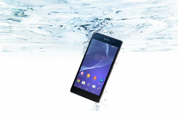 Wasserdichtes Smartphone versinkt im Meer