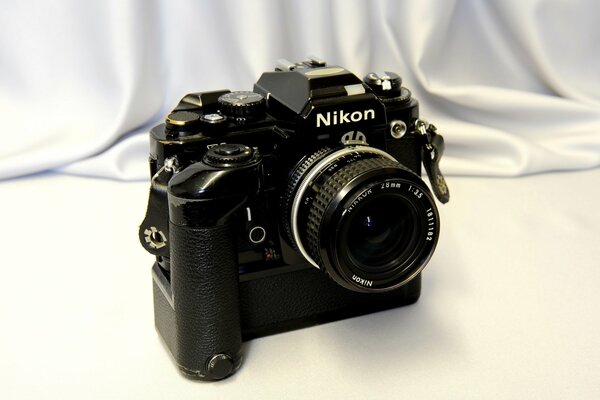 Appareil photo à objectif unique nikon fa sur fond clair