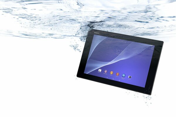 Tablet unter Wasser mit schönen Blasen nach oben