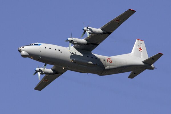 Ein Militärflugzeug hat vor der Parade am 9. Mai am Himmel geprobt