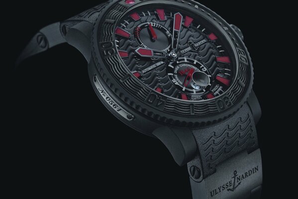 Чёрные часы ulysse nardin крупным планом