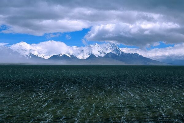 Reflejo de las nubes en las ondas de agua