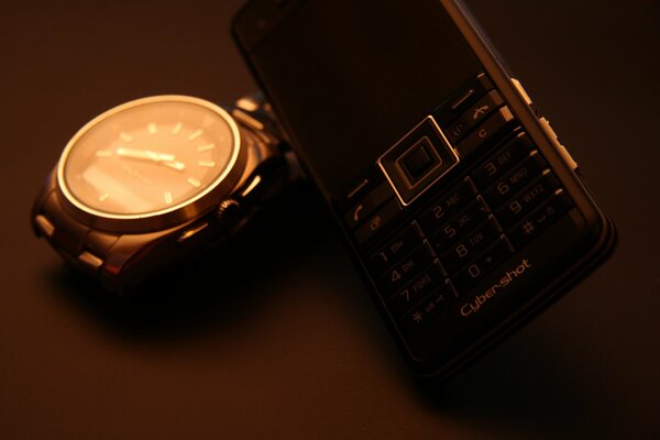 Изображение телефона и часов в коричневых цветах