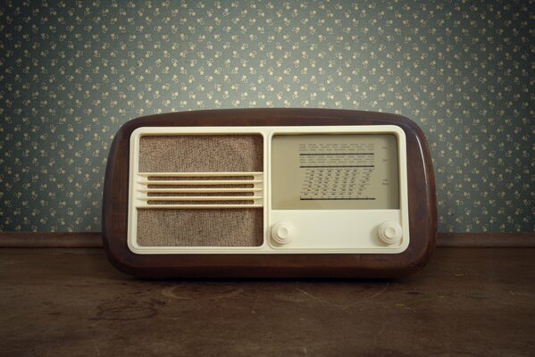 Радио в ретро стиле в деревянном окладе