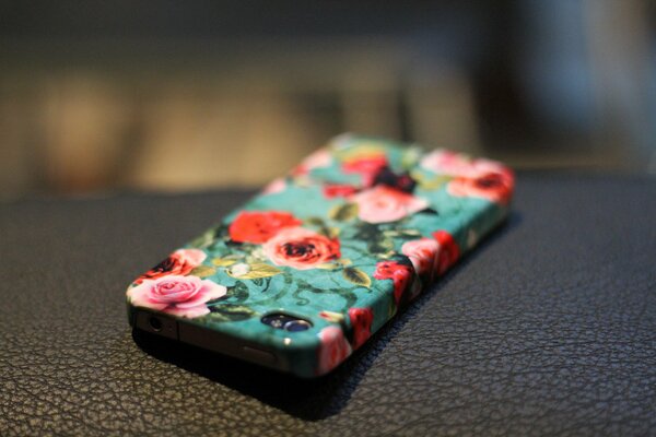 IPhone avec une belle couverture sur laquelle sont représentés des roses